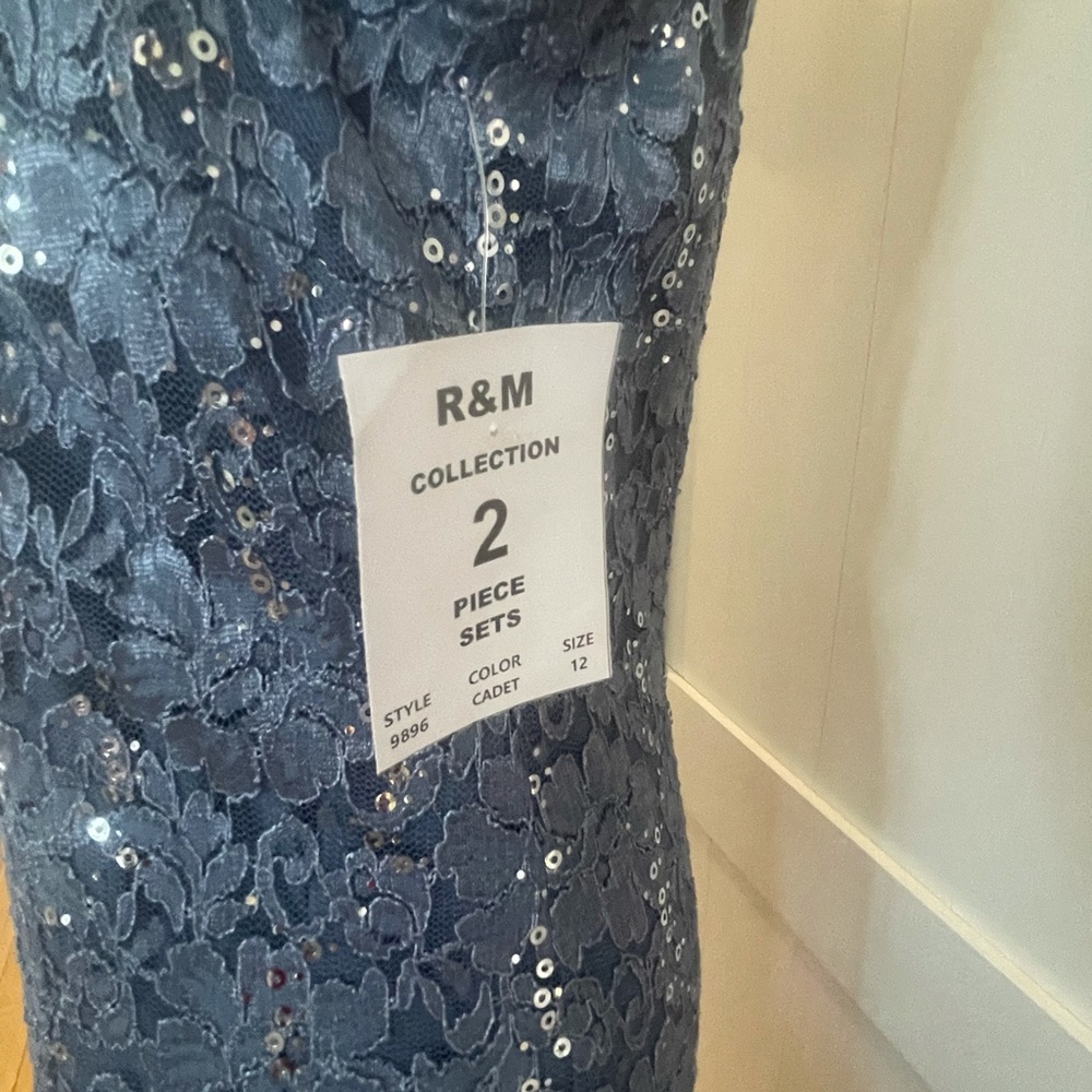 Beautiful women’s dress, size 12 - Picture 9 of 11